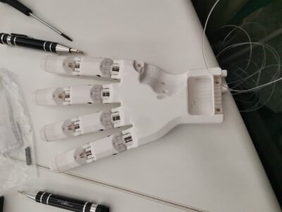 Zusammengebaute Hand eines Roboters